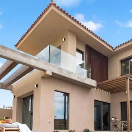 Villa Golf Tenerife South: Mountain View With Heated Pool And Accessible Amenities