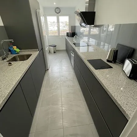 Stunning 2 Bedroom With Full View Of The Sea And Marina , Full Sun Apartment