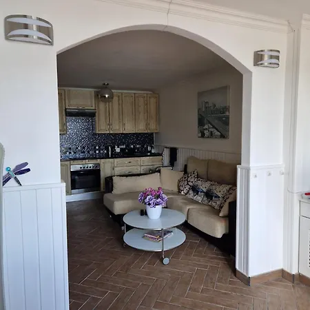 Apartment 2 Bed That Steps Out On To The Pool