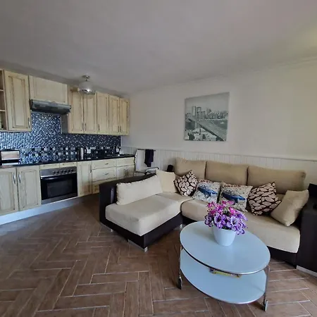 2 Bed That Steps Out On To The Pool