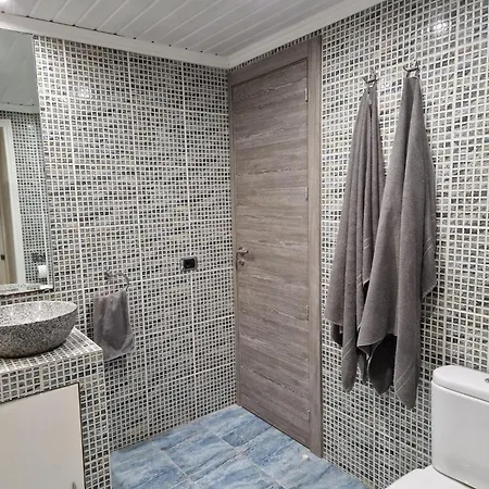 2 Bed That Steps Out On To The Pool Apartment *