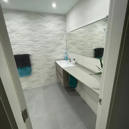 Apartment Stunning 2 Bedroom With Full View Of The Sea And Marina , Full Sun