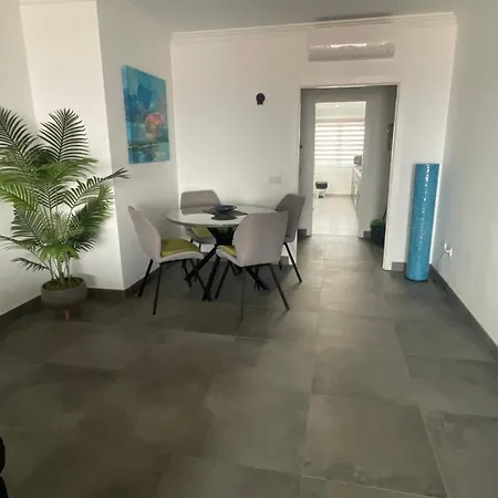 Stunning 2 Bedroom With Full View Of The Sea And Marina , Full Sun Apartment *