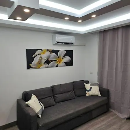 Flora Poolside View Park Apartment