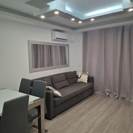 Flora Poolside View Park Apartment