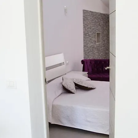 White House - Clasto Apartment