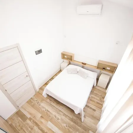 White House - Piro Apartment