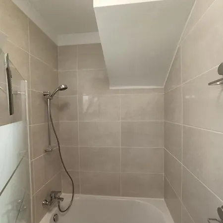 Golfsur-jacuzzi-privateparking-2bath-4bedroom-4tv-netflx-fastwifi Apartment