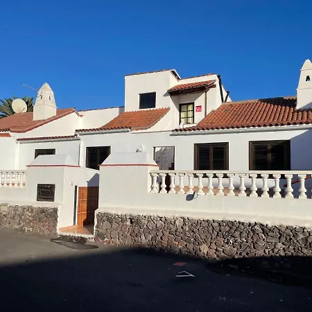 Ocean View Golf Retreat: Private Heated Pool & Spacious Family Holiday home