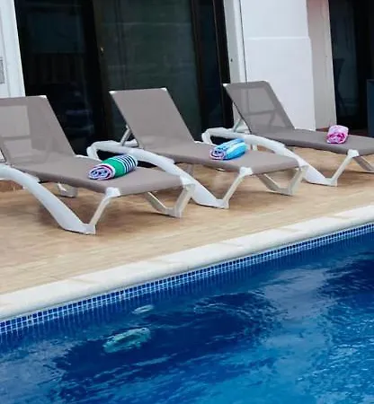 Ocean View Golf Retreat: Private Heated Pool & Spacious Family Holiday home *