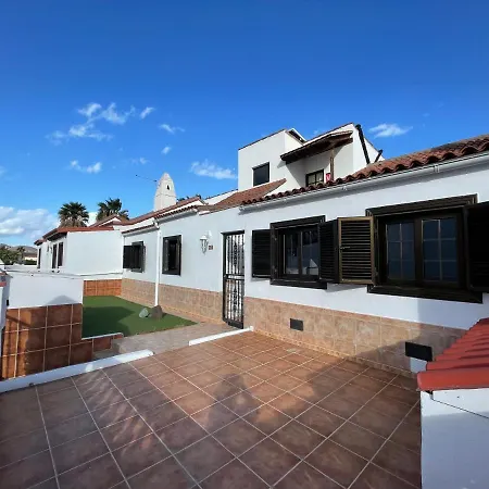 Ocean View Golf Retreat: Private Heated Pool & Spacious Family Holiday home
