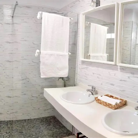 Gold Sand, Huge Terrace, Fast Wi-fi, Sat Tv Apartment
