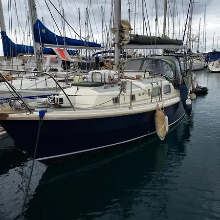 Yacht Bargain 4 Berth Botel *