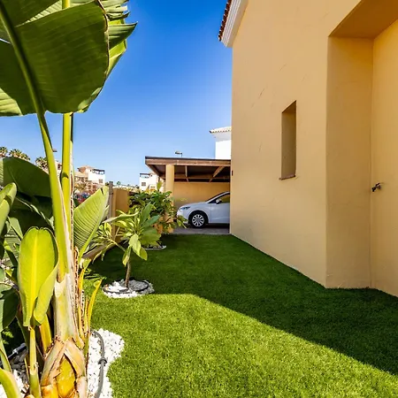 With 4 Bedrooms And Private Heated Pool Villa San Miguel de Abona