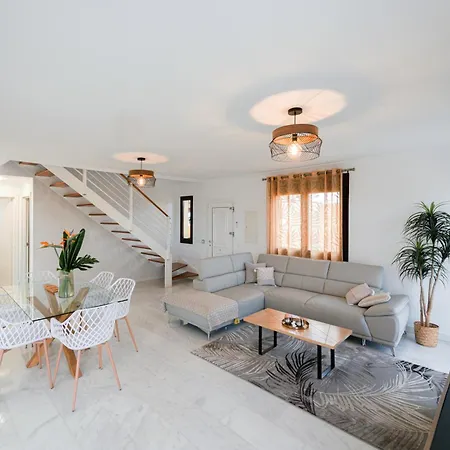 Villa With 4 Bedrooms And Private Heated Pool