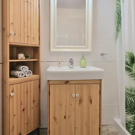 Strelitzia - Ocean View & Heated Pool Apartment *