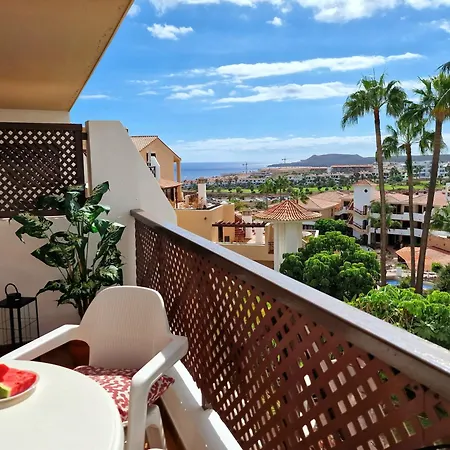 Strelitzia - Ocean View & Heated Pool Apartment