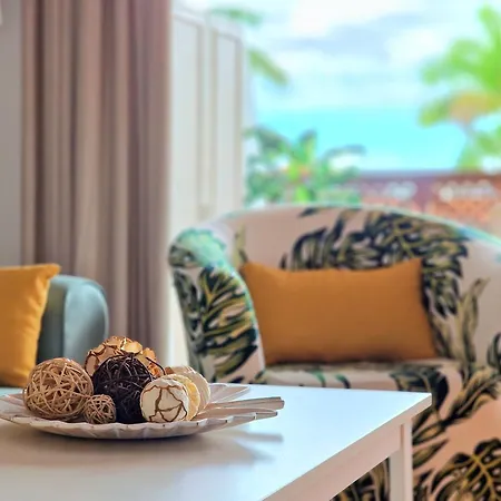 Strelitzia - Ocean View & Heated Pool Apartment
