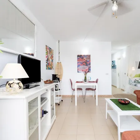 Sunny With Big Pool Apartment