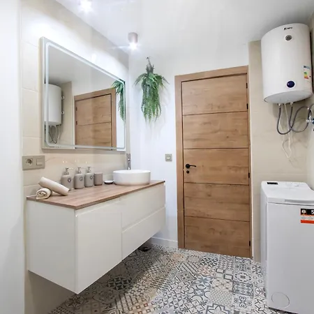 Holiday home Newly Renovated, Luxurious With A Heated Pool, 259