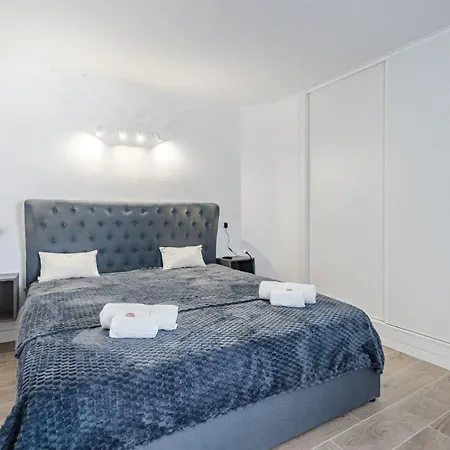Park Smart Hi-end Services Apartment *