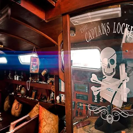 Botel The Captains Locker - 30ft Yacht