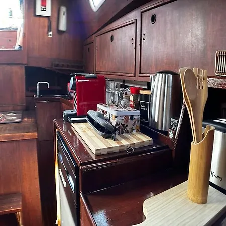 The Captains Locker - 30ft Yacht Botel