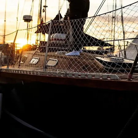 Botel The Captains Locker - 30ft Yacht